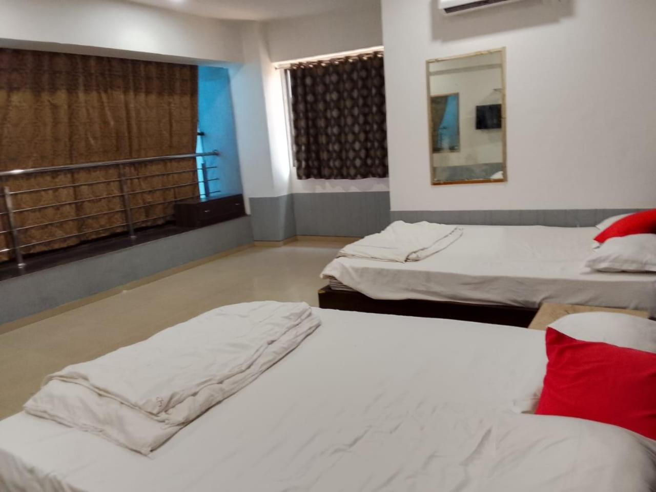Infinity Rooms & Banquet Súrat Exteriér fotografie